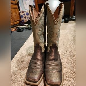 Size 8.5 womens ariat cowboy boots